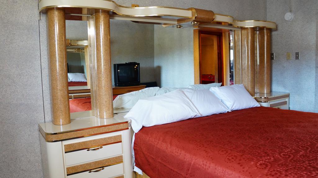 Royale Inn - Kansas City Room photo