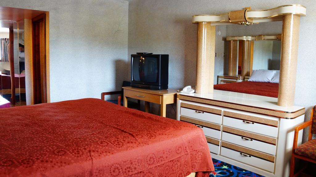 Royale Inn - Kansas City Room photo