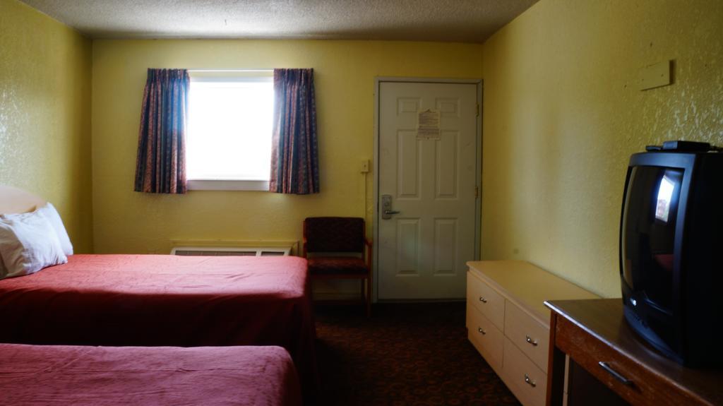 Royale Inn - Kansas City Room photo