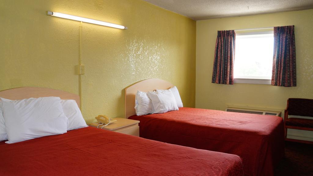 Royale Inn - Kansas City Room photo