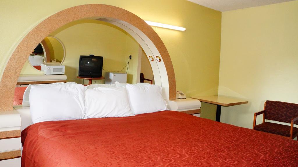 Royale Inn - Kansas City Room photo