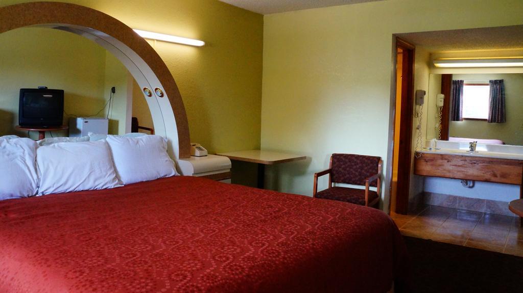Royale Inn - Kansas City Room photo