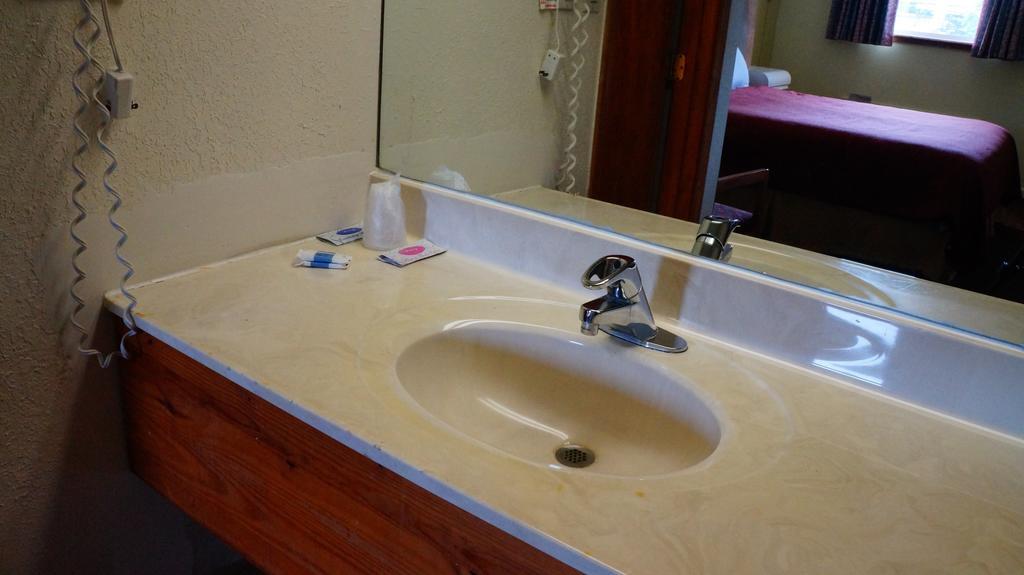 Royale Inn - Kansas City Room photo